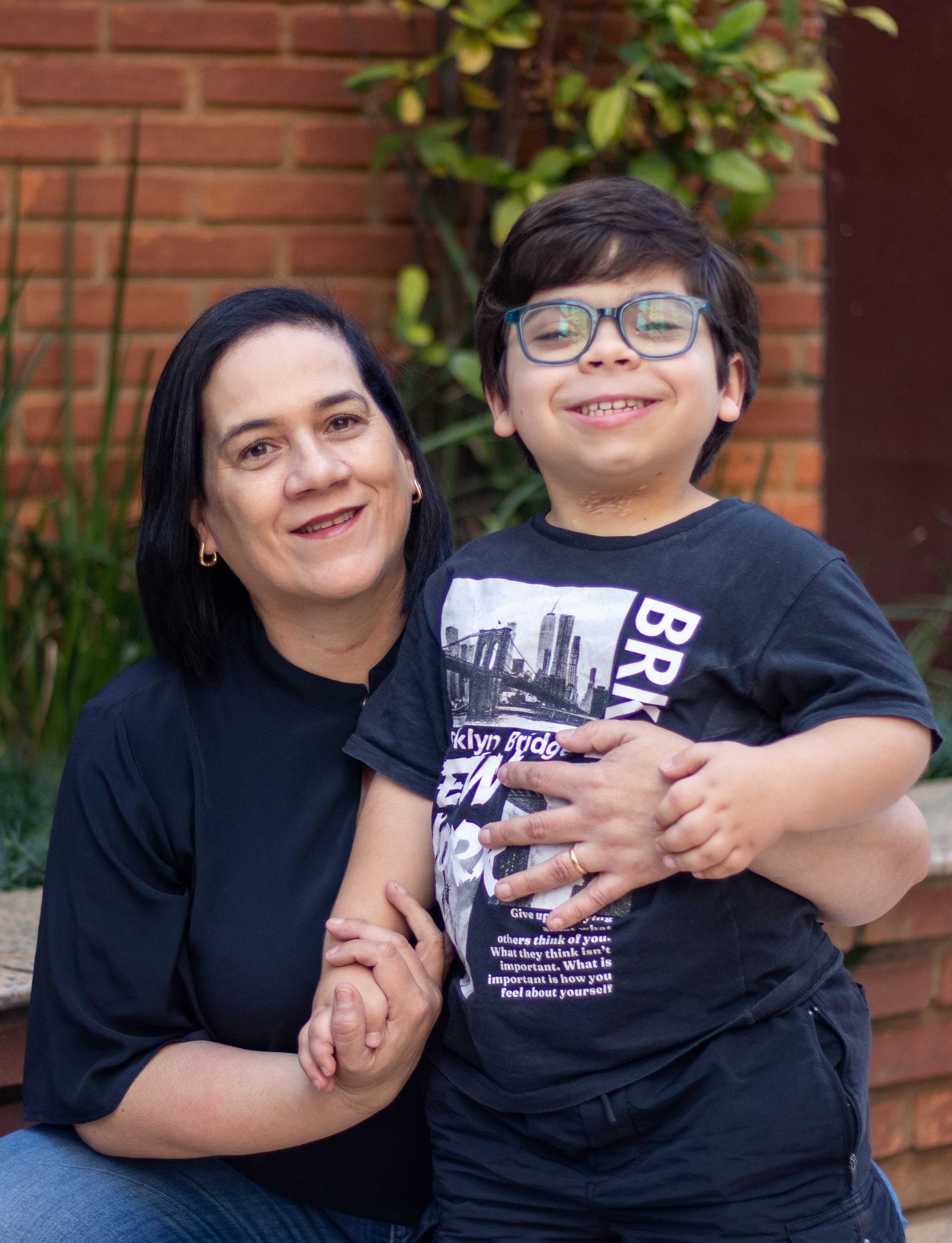 Viviane Lacerda abraçada com seu filho Lucas